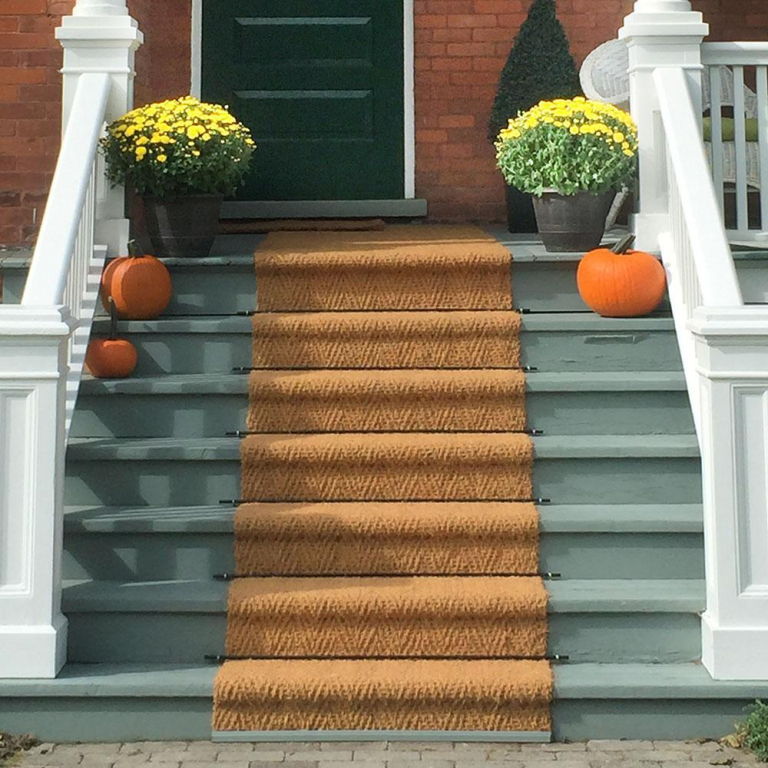 Stair mat for outdoor stairs